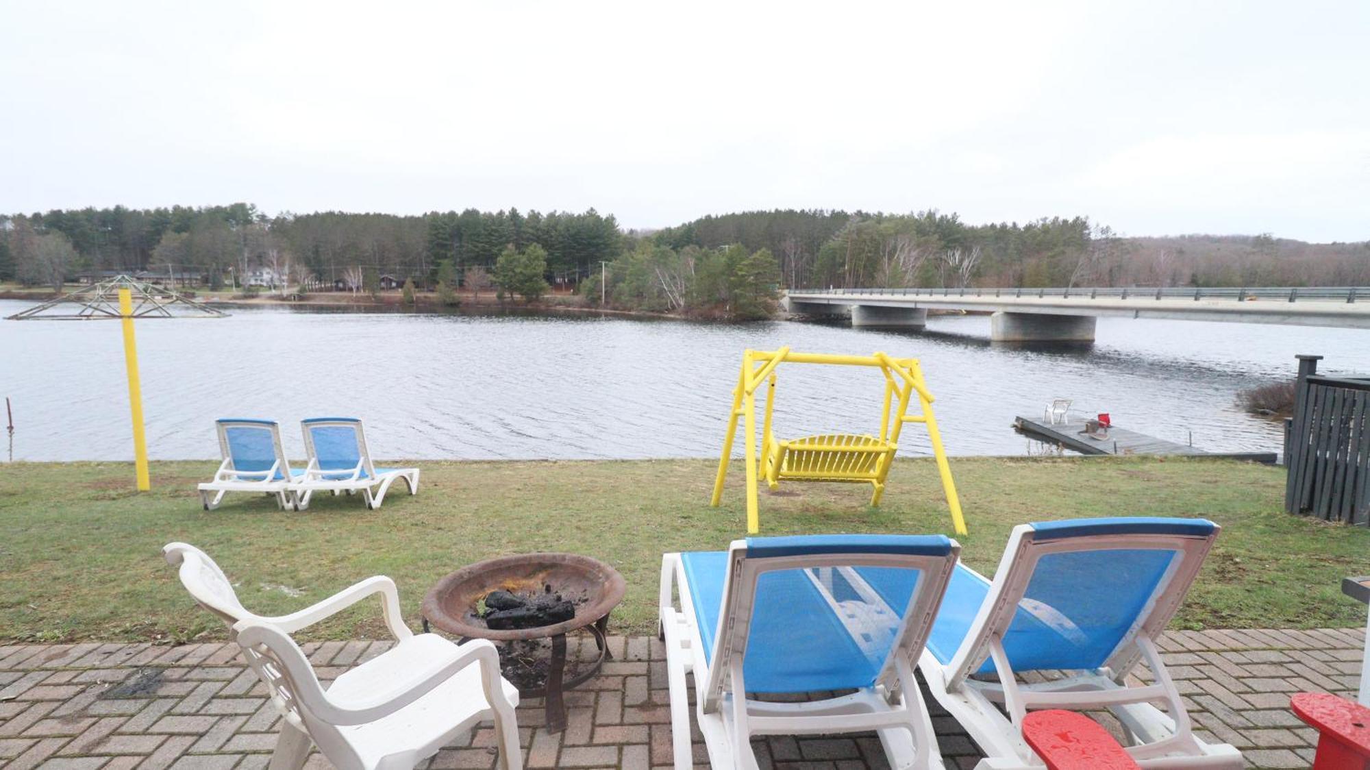 Algonquin Lakeside Inn Dwight Zewnętrze zdjęcie