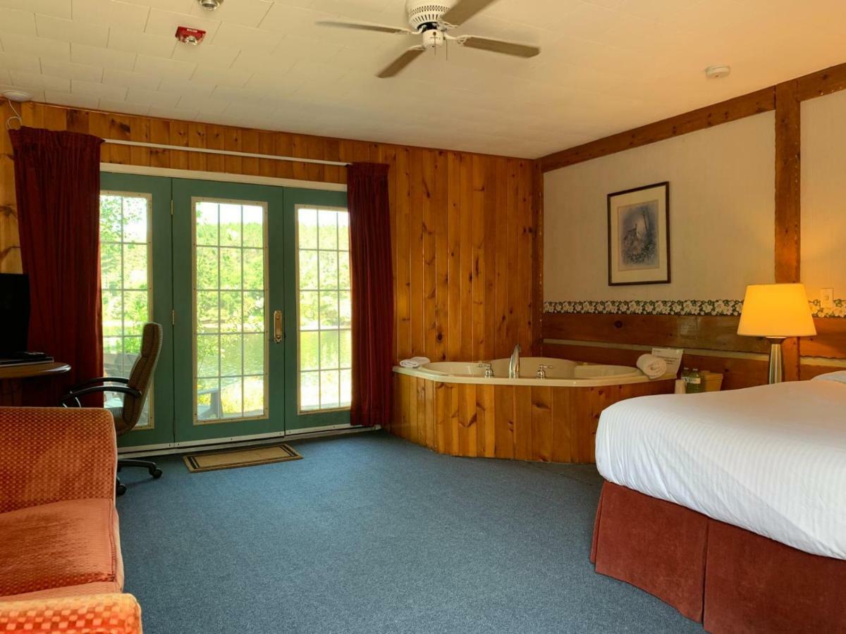 Algonquin Lakeside Inn Dwight Zewnętrze zdjęcie